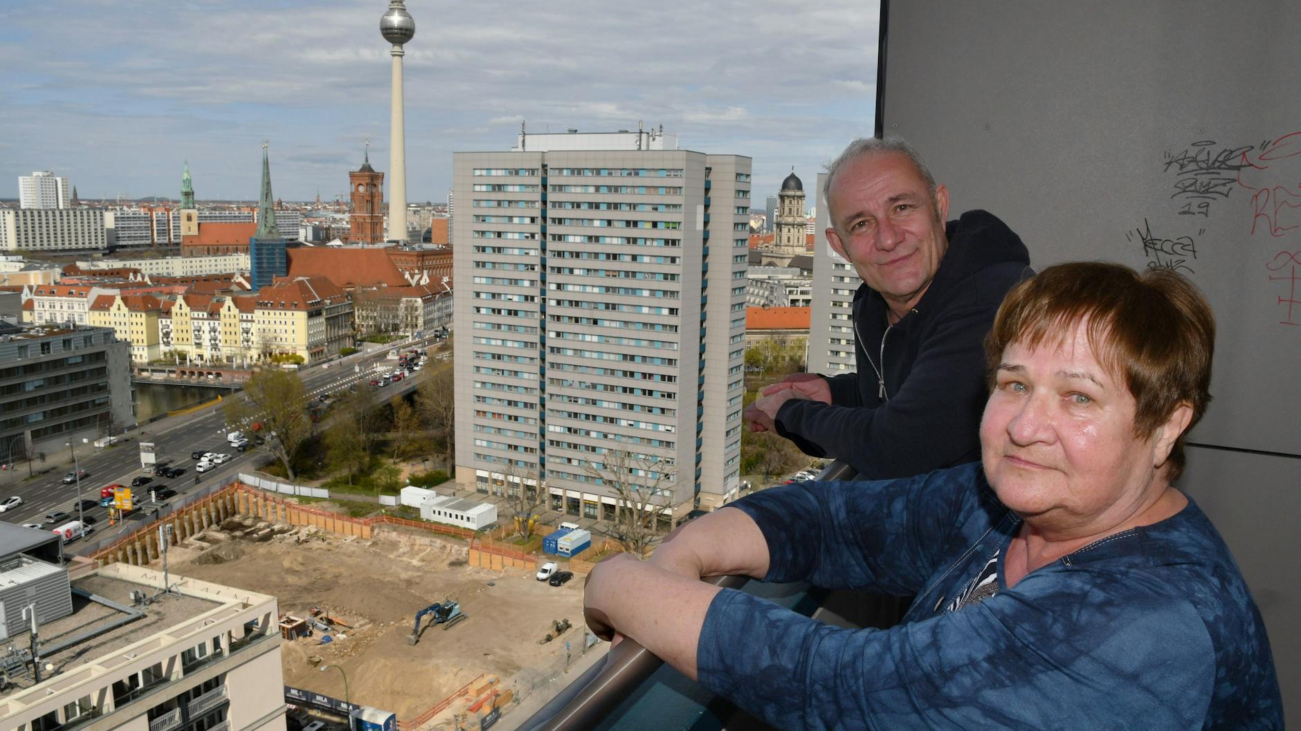 Andreas Ulrich und seine ehemalige Klassenlehrerin Inge Weingart auf dem Balkon ihrer Hochhauswohnung auf der Fischerinsel. <br>