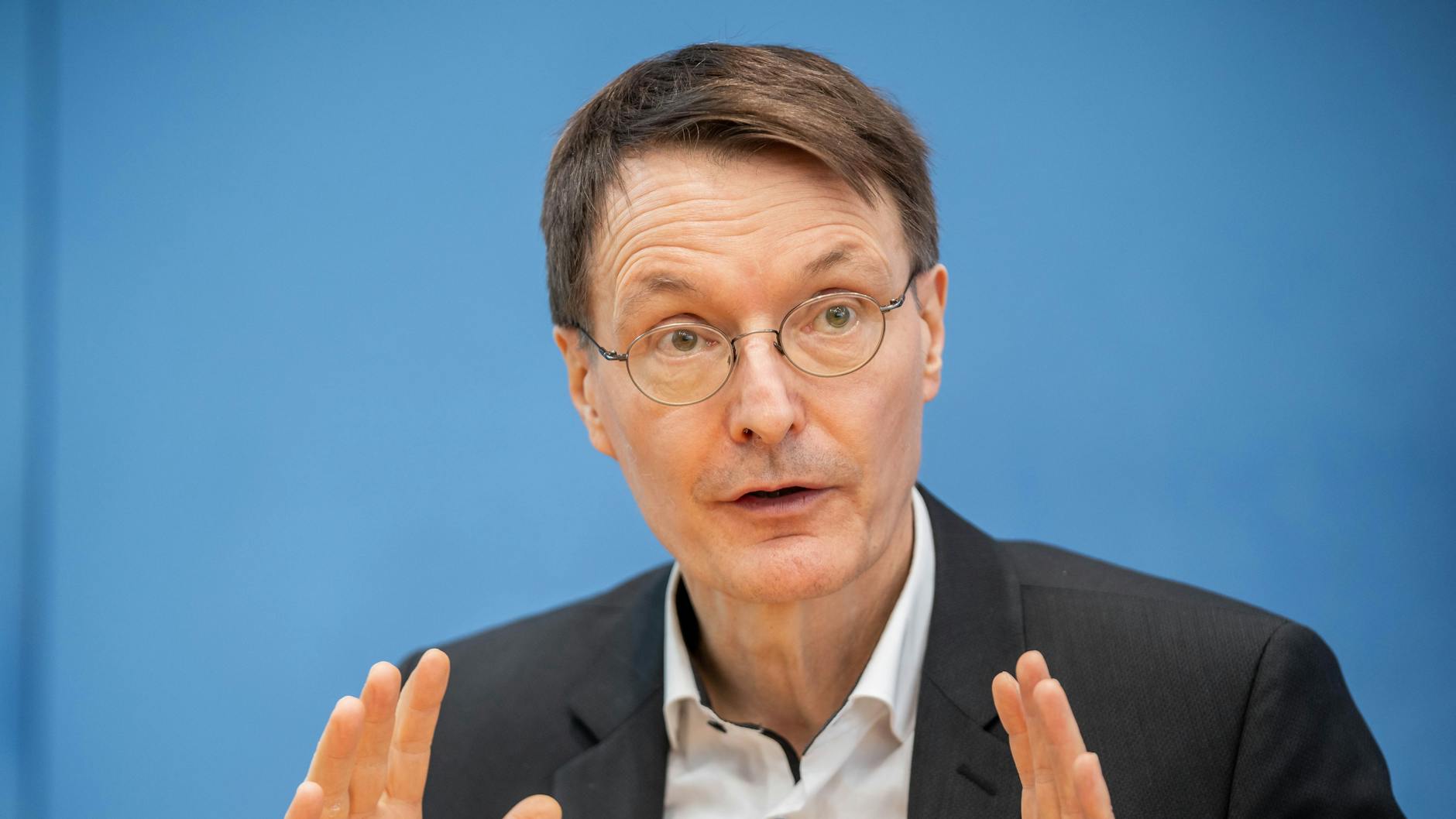 Nach Meinung der Ärzte, die den Brief unterschrieben haben, ist Lauterbach als Politiker der Regierungskoalition ein „prominenter Unterstützer von deren Corona-Politik“.