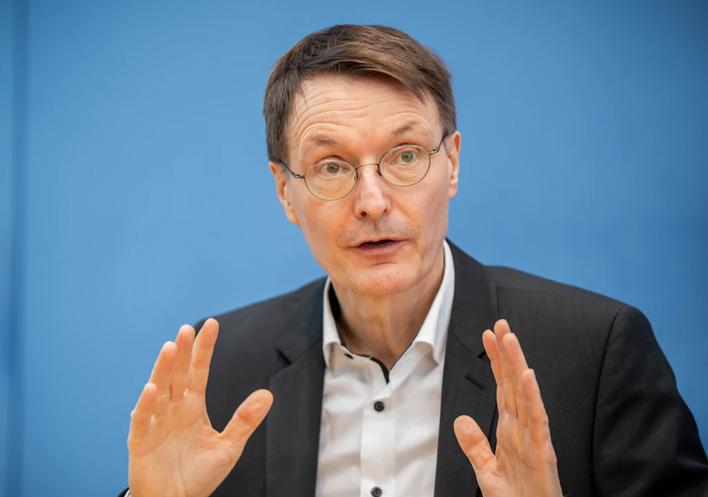 Ärzte fordern von Lauterbach: Trennung der Arzt-Rolle von politischer Betätigung