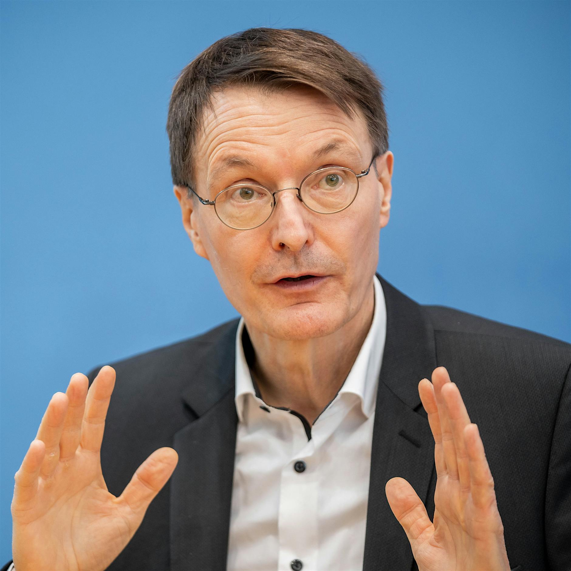 Ärzte fordern von Lauterbach: Trennung der Arzt-Rolle von politischer Betätigung