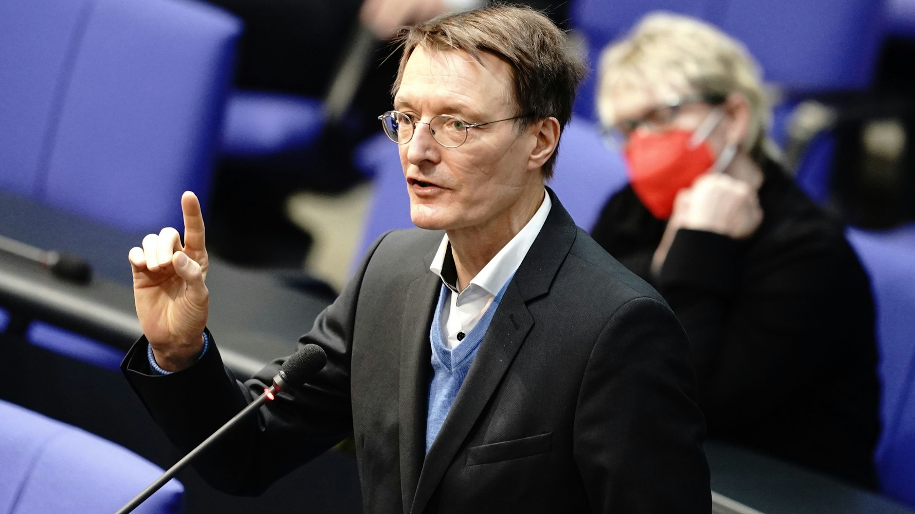 Der Gesundheitsexperte Karl Lauterbach (SPD) spricht bei der Sitzung des Bundestags. Thema ist die erste Lesung zur Änderung des Infektionsschutzgesetzes.