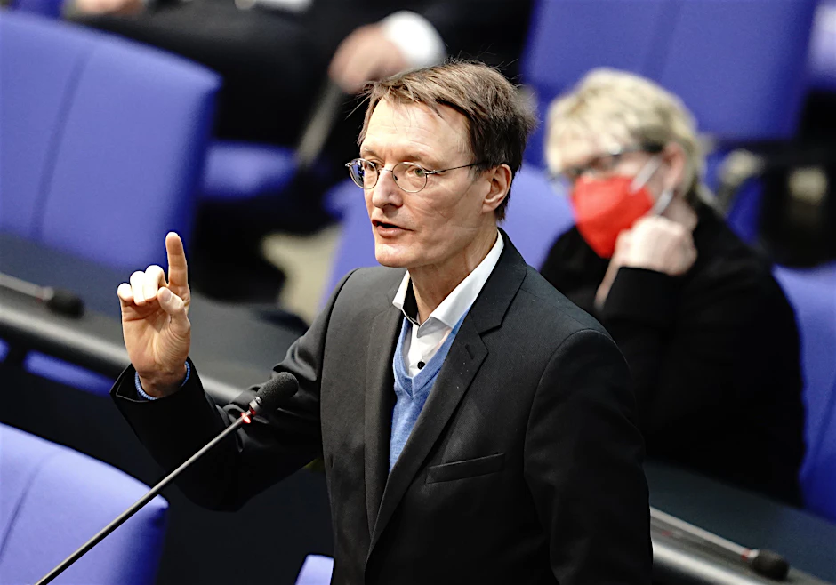 Der Gesundheitsexperte Karl Lauterbach (SPD) spricht bei der Sitzung des Bundestags. Thema ist die erste Lesung zur Änderung des Infektionsschutzgesetzes.