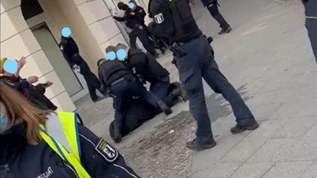 A passerby filmed this alleged disproportionate use force by Berlin police officers during an arrest in Prenzlauer Berg in March.<br><br>