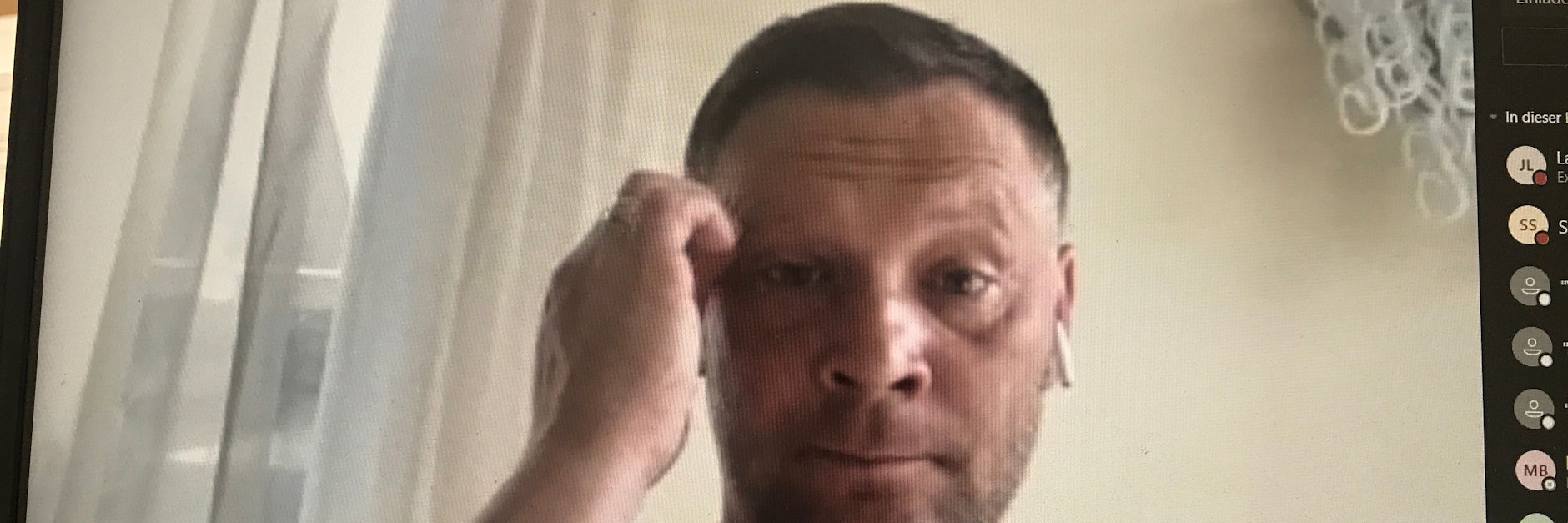 Hat seinen Humor auch zu Hause in Quarantäne nicht verloren: Hertha-Trainer Pal Dardai.&nbsp;