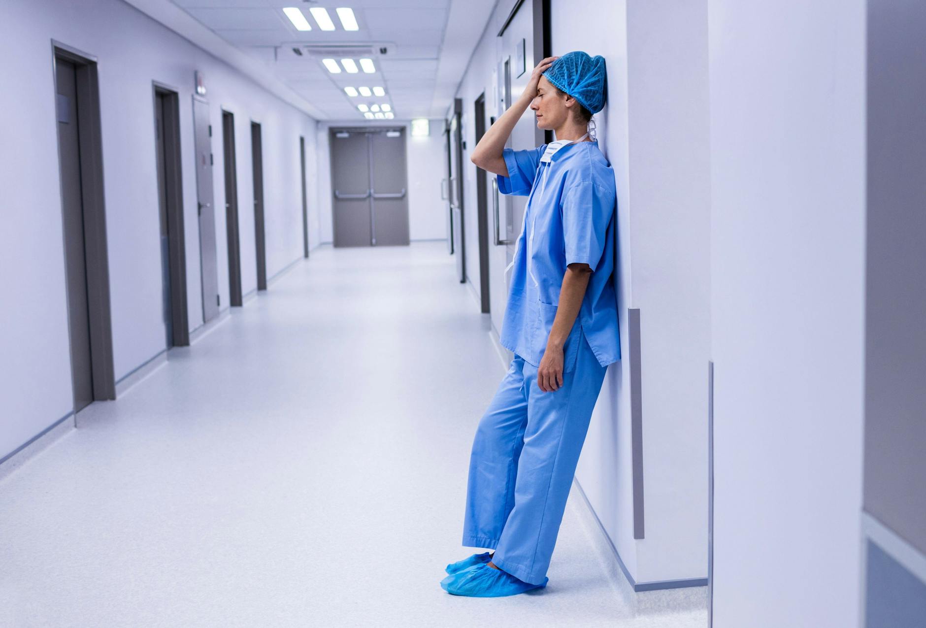 Eine Pflegefachperson versorgt im Schnitt in der Nacht 28 Patientinnen und Patienten. Die Personalnot im Gesundheitswesen hat sich während der Pandemie verschärft.