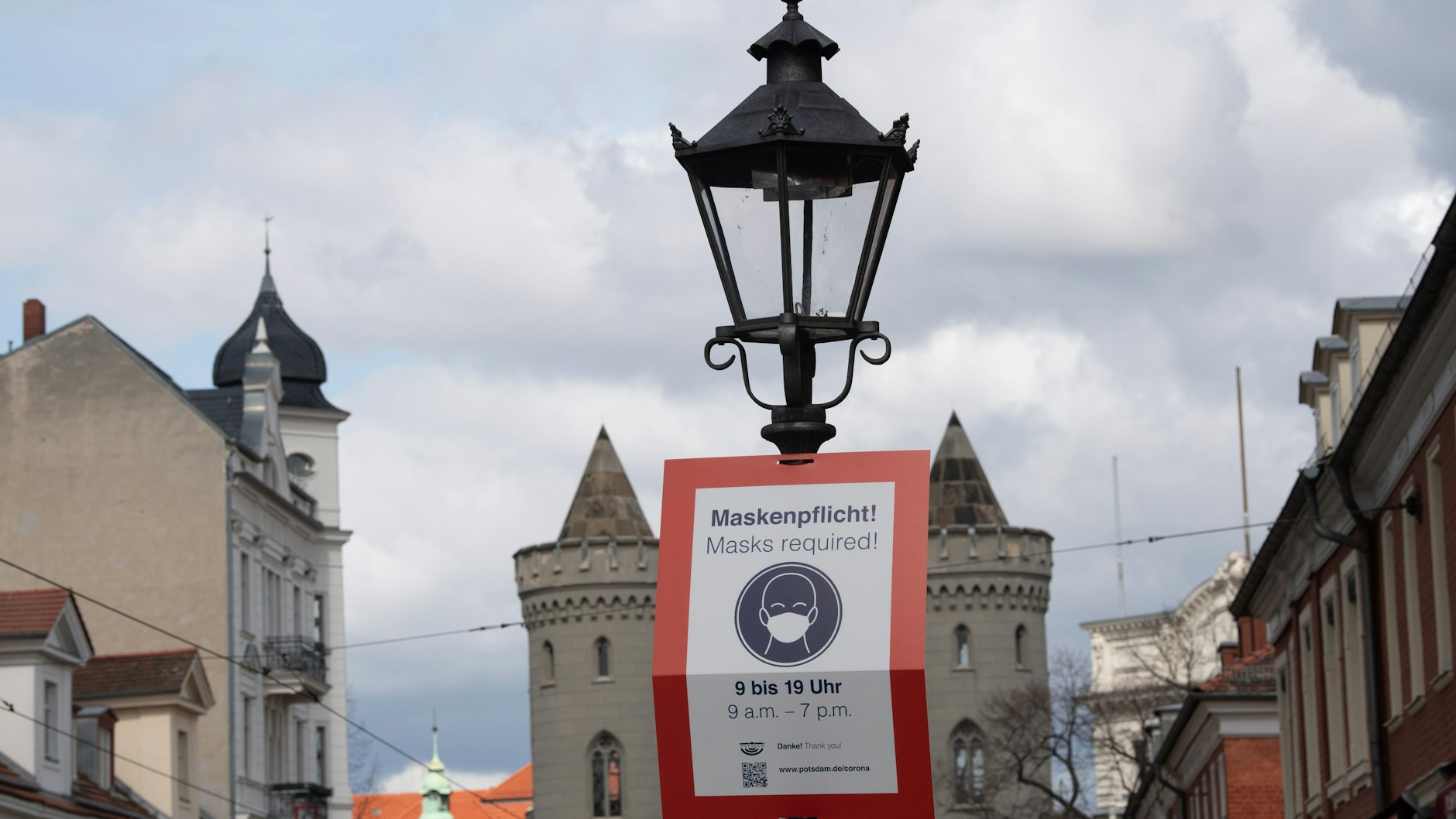 „Maskenpflicht“-Schild in der Potsdamer Innenstadt.&nbsp;Seit Montag gelten in Brandenburg schärfere Corona-Beschränkungen.