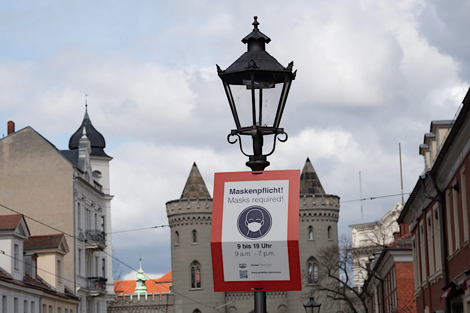 „Maskenpflicht“-Schild in der Potsdamer Innenstadt.&nbsp;Seit Montag gelten in Brandenburg schärfere Corona-Beschränkungen.