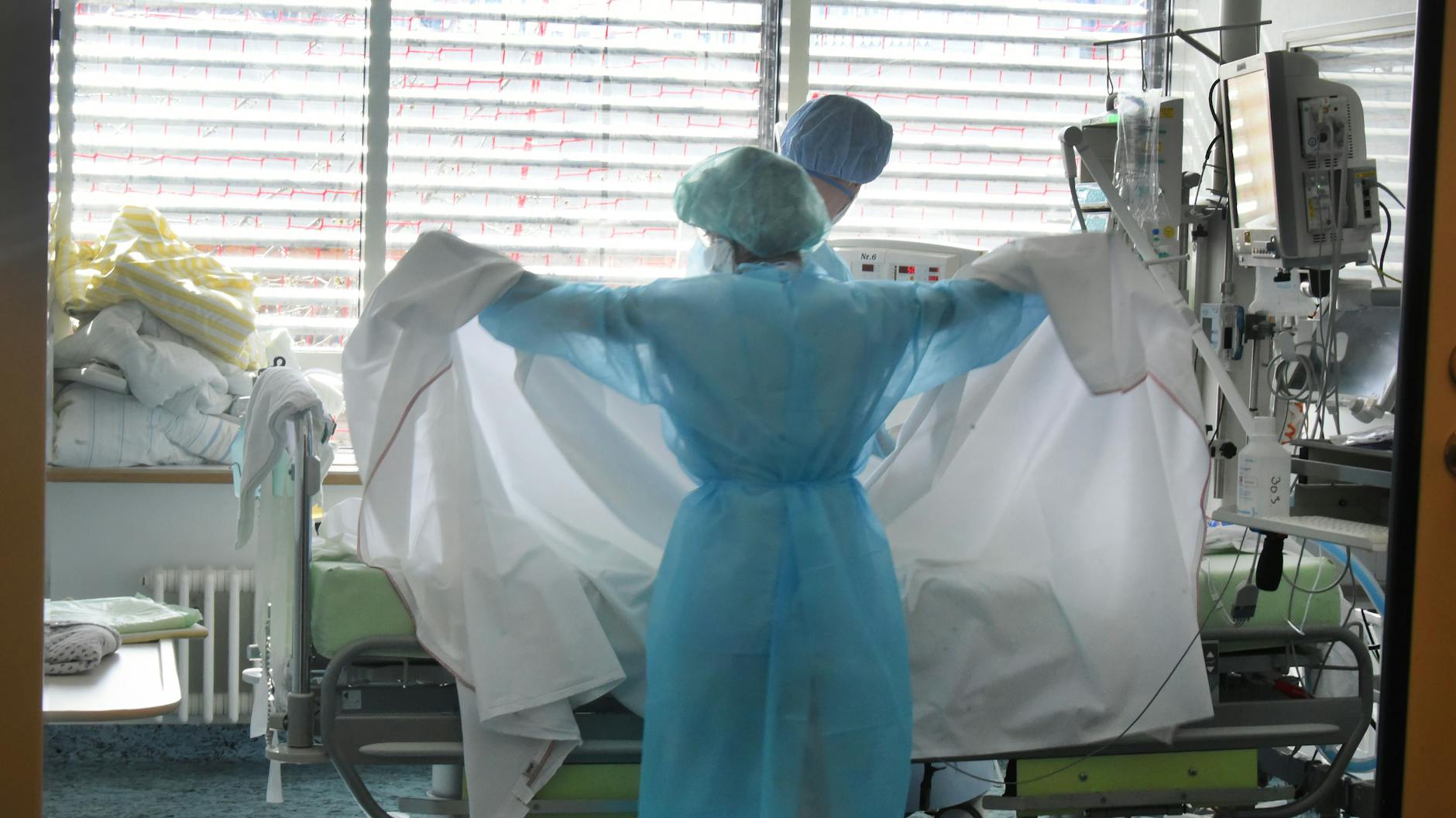 Die Gesamtzahl der belegten Intensivbetten in Deutschland bewegt sich seit rund einem Jahr um die Zahl 20.000. Gleichzeitig sinkt die Zahl der freien Betten.