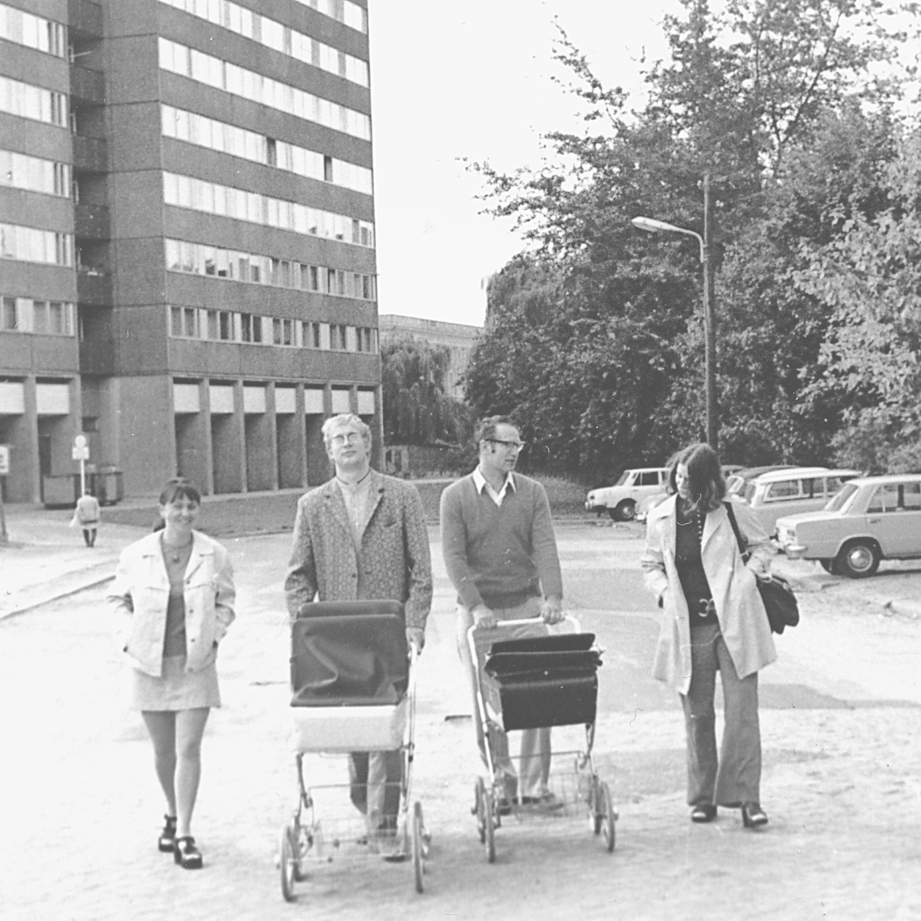 Markus Wolf (2.v.r.), Chef der DDR-Auslandsspionage, bei Spaziergang auf der Fischerinsel.&nbsp;