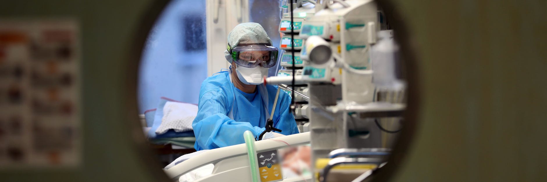 Im Infektionszimmer für Covid-19-Patienten auf der Interdisziplinären internistischen Intensivtherapiestation (ITS) der Universitätsmedizin Rostock arbeitet eine Pflegekraft an einem Patienten im künstlichen Koma. 