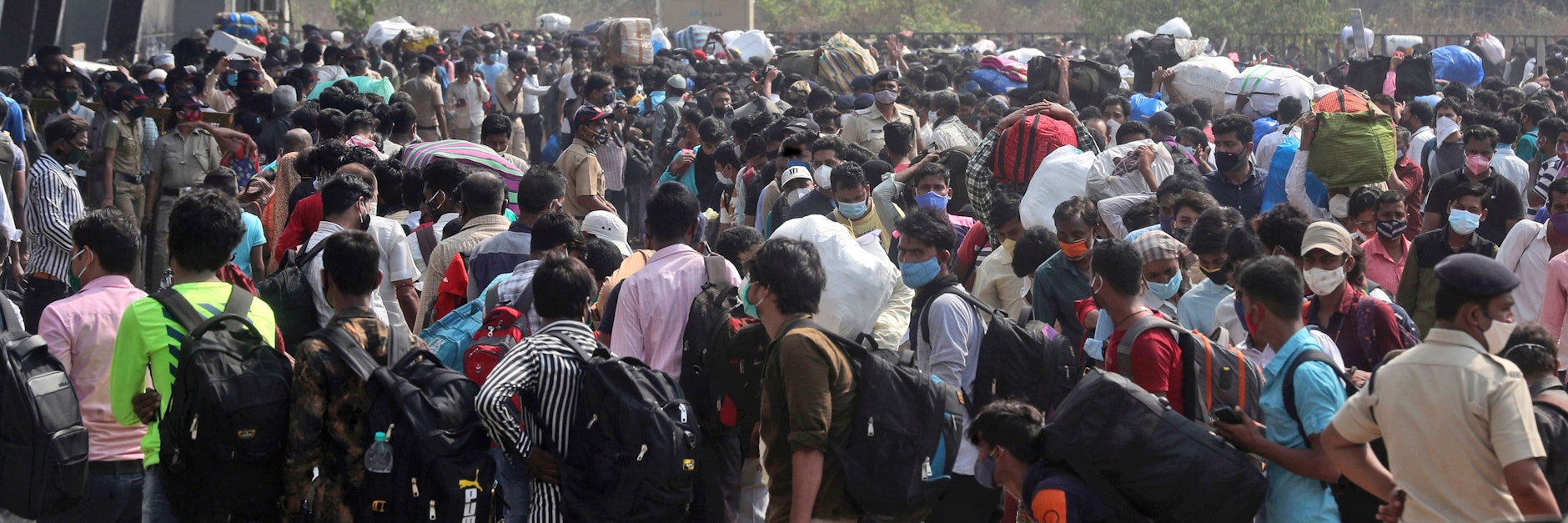 Pendler warten am Bahnhof Lokmanya Tilak in Mumbai auf ihre Züge. Indien hat Brasilien als Land mit den zweitmeisten Corona-Infizierten weltweit überholt.