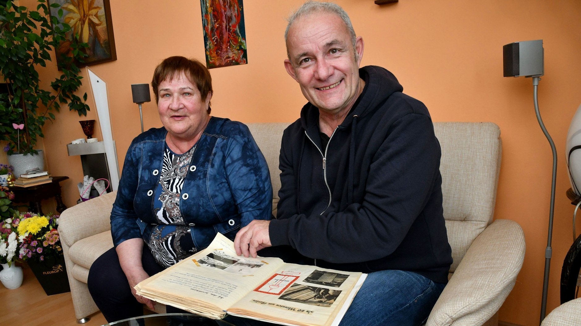 Andreas Ulrich hat nach 50 Jahren seine Lehrerin und Klassenkameraden von damals besucht und ihre Geschichten aufgeschrieben.&nbsp;<br>