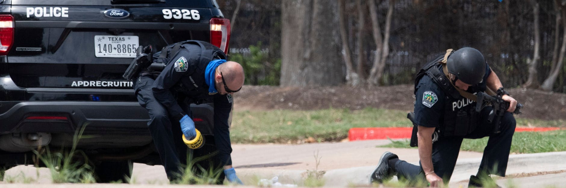 Ein Team der Polizei untersucht zusammen mit dem FBI den Tatort eines Dreifachmordes. Der Verdächtige ist immer noch auf freiem Fuß. Der Ex-Polizist soll in Austin auf mehrere Menschen geschossen und drei von ihnen getötet haben.