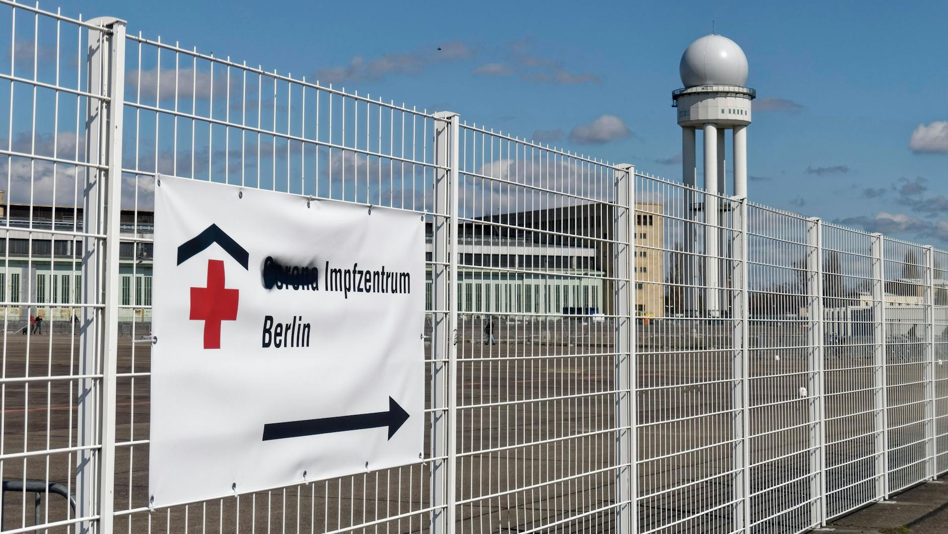 Alle Unter-60-Jährigen, die als Corona-Erstimpfung den Wirkstoff von Astrazeneca bekommen haben, sollen in Berlin nun nach zwölf Wochen mit einem anderen Präparat geimpft werden. Das teilte der Senat am Sonntag mit.