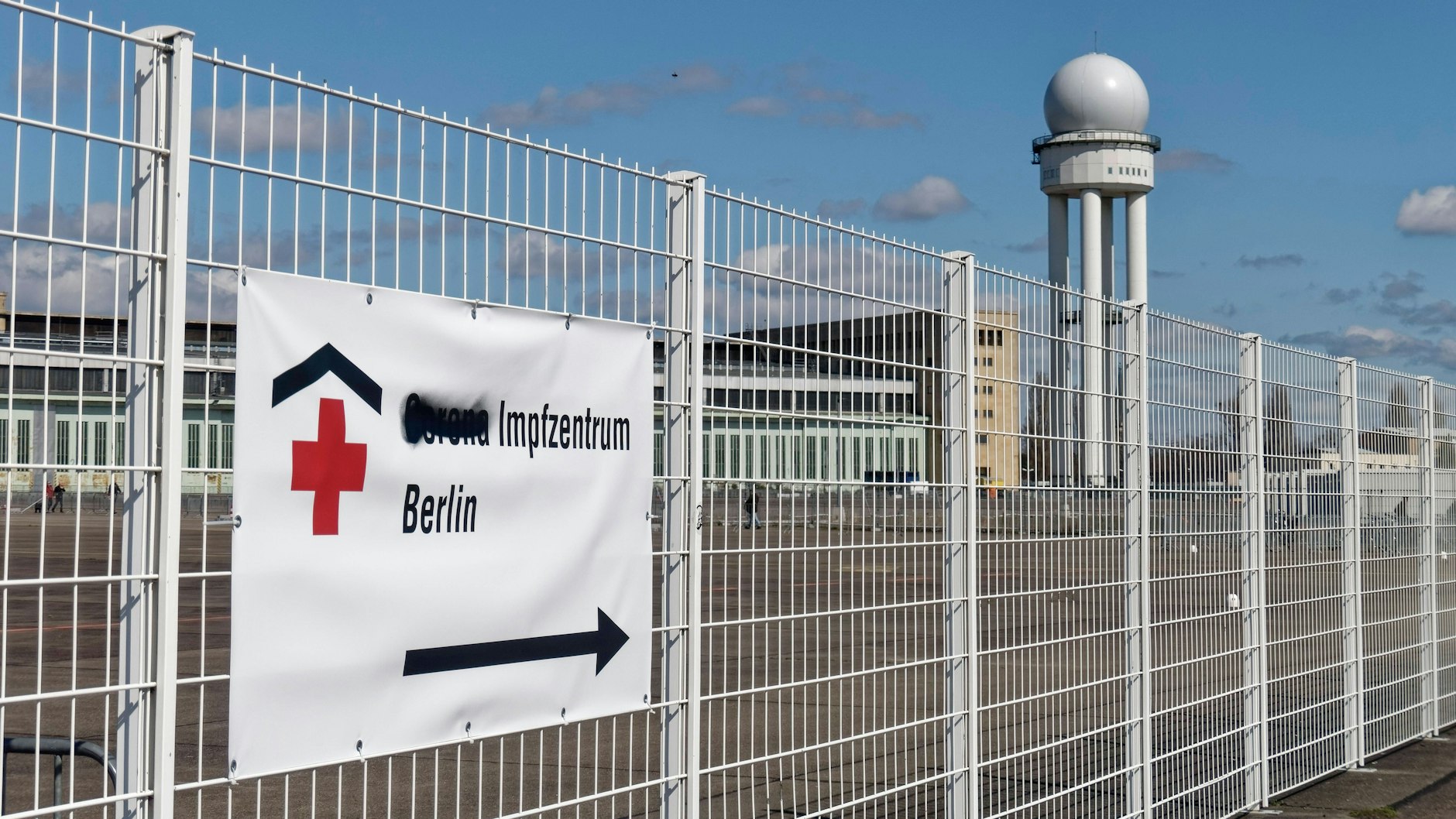 Alle Unter-60-Jährigen, die als Corona-Erstimpfung den Wirkstoff von Astrazeneca bekommen haben, sollen in Berlin nun nach zwölf Wochen mit einem anderen Präparat geimpft werden. Das teilte der Senat am Sonntag mit.