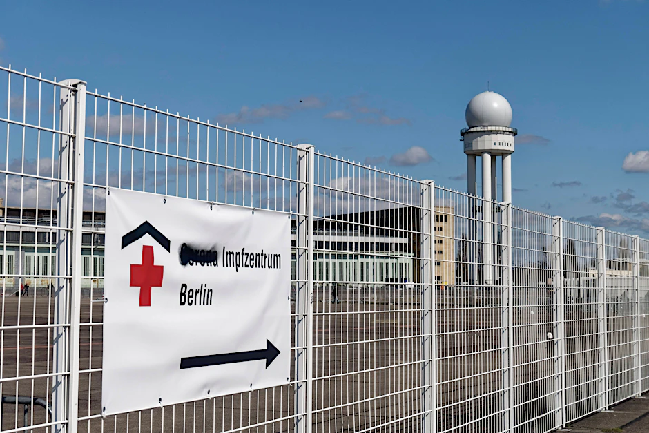 Alle Unter-60-Jährigen, die als Corona-Erstimpfung den Wirkstoff von Astrazeneca bekommen haben, sollen in Berlin nun nach zwölf Wochen mit einem anderen Präparat geimpft werden. Das teilte der Senat am Sonntag mit.
