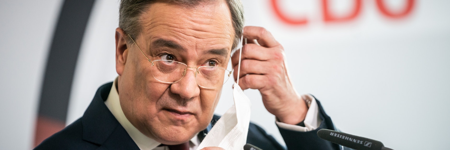 NRW-Landeschef Armin Laschet (CDU) will eine Klärung, wie der sichere Schulbetrieb gewährleistet werden kann.