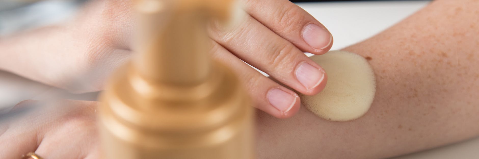 Ein Tropfen Selbstbräuner wird am besten kreisförmig aufgetragen.