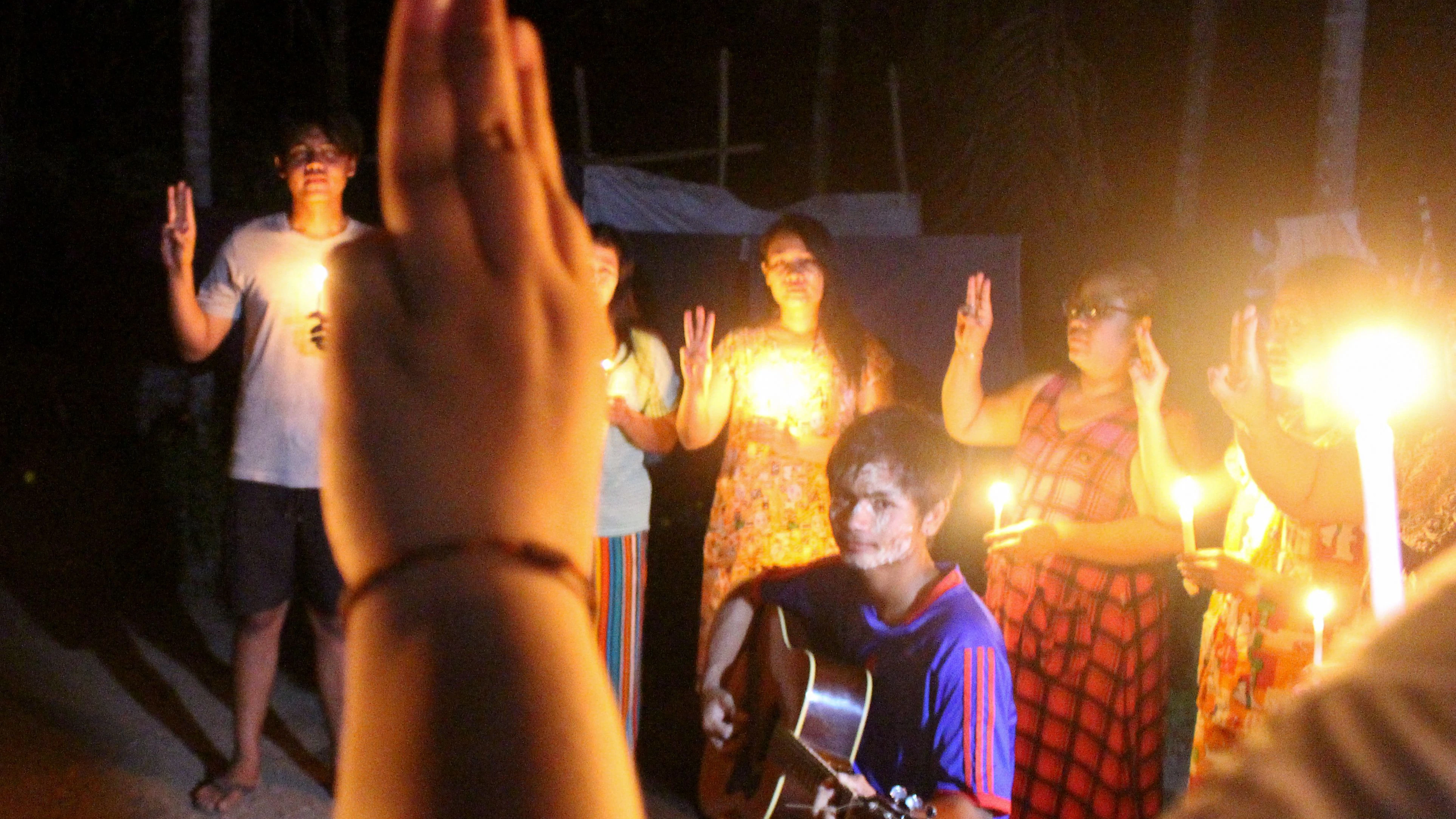 So wie hier in Dawei, Myanmar, zeigen viele Einwohner in Myanmar gerade die Drei-Finger-Geste. Wie im Film „Hunger Games“ bedeutet sie: Wir kämpfen weiter, egal, ob ihr auf uns schießt.&nbsp;&nbsp;