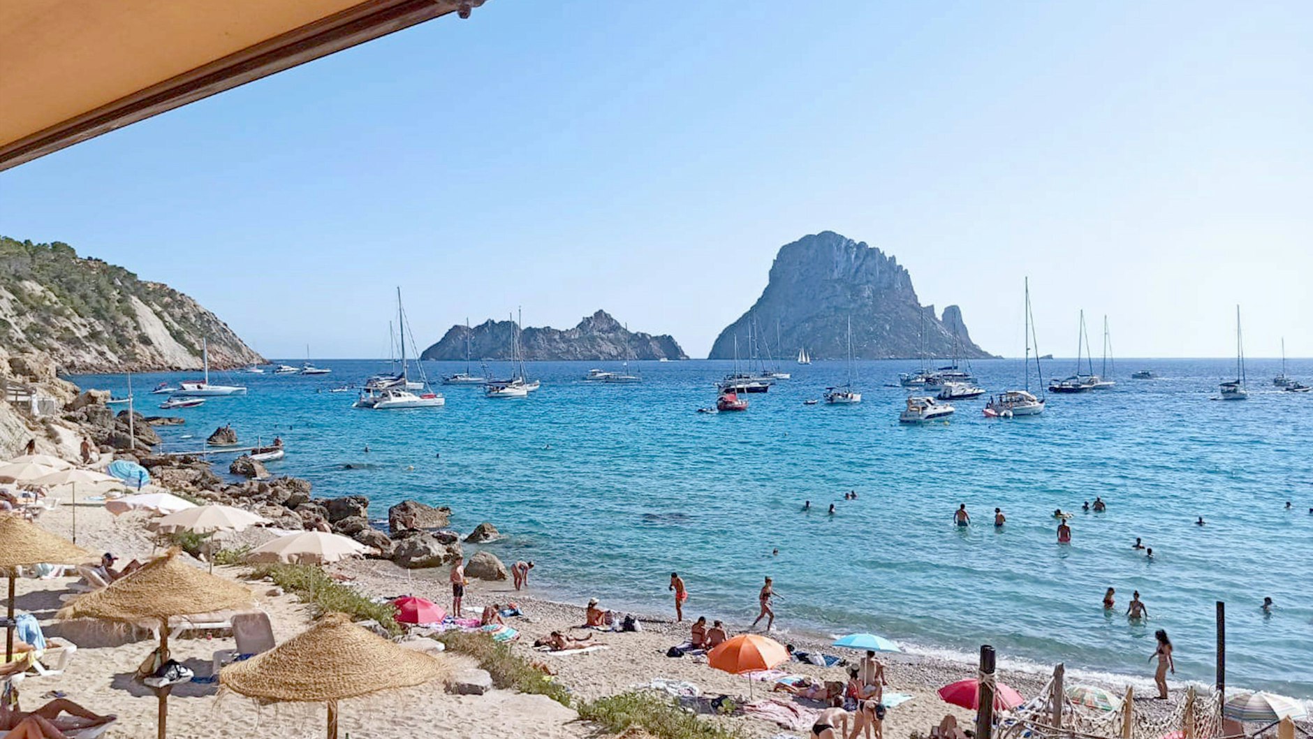 Blick von einer Strandbar aufs Meer mit Touristen in Palma de Mallorca am 29. März 2021.