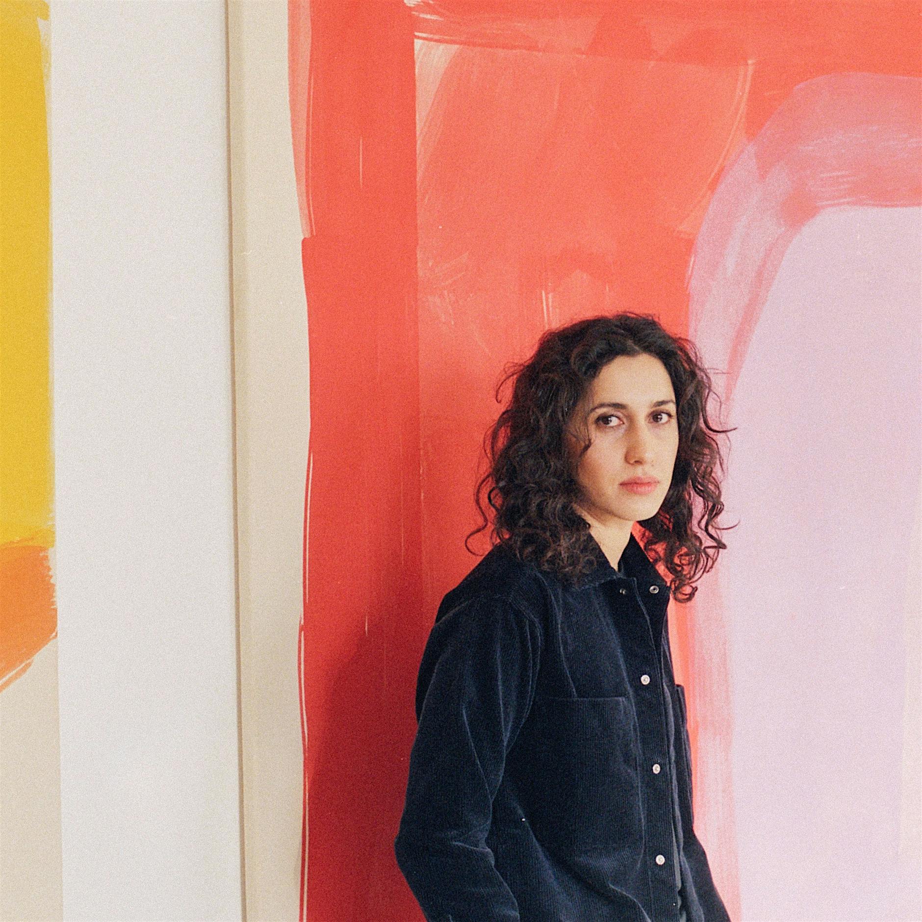 Samtiges Leuchten, physische Erfahrung: Wie Tamina Amadyar Malerei neu erfindet