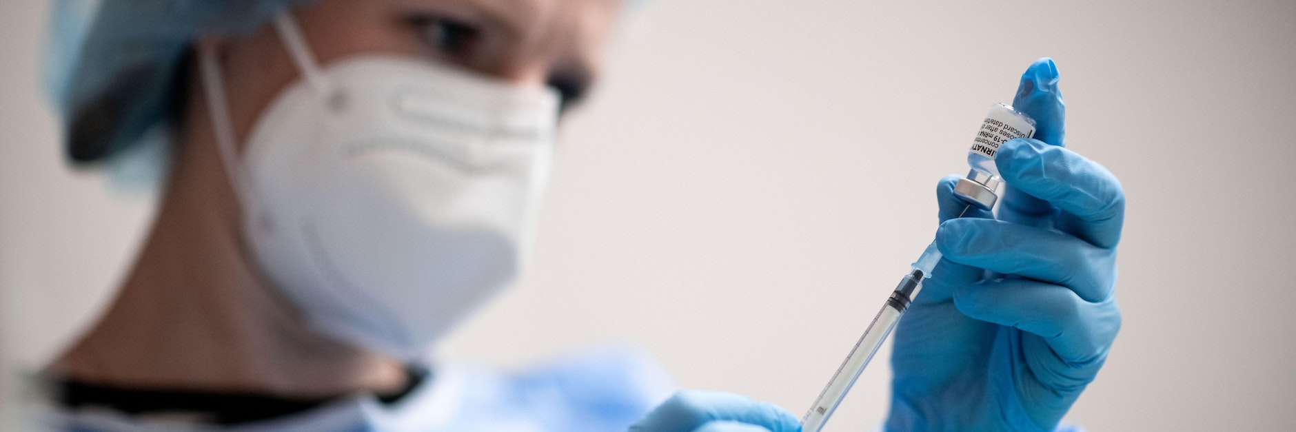 Eine Mitarbeiterin des Impfzentrums bereit den Impfstoff von Biontech/Pfizer vor.