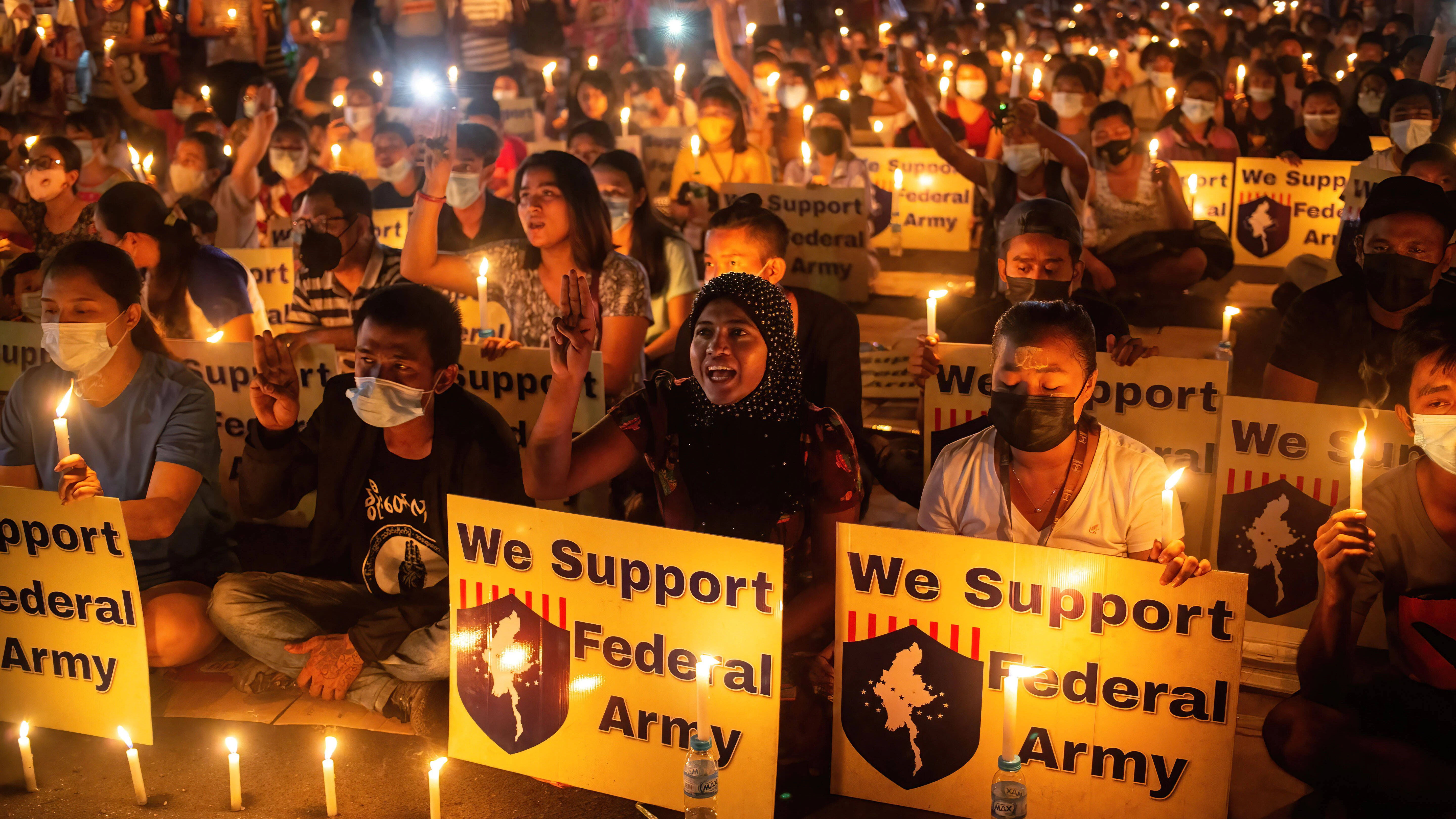 In Rangun demonstrieren auch am Freitag wieder Burmese für einen Föderalstaat und eine Armee. Sie benutzen Englisch und nicht Burmesisch, zum einen, weil sie international verstanden werden wollen –&nbsp;und weil nicht alle Einwohner Burmesisch als Erstsprache benutzen.&nbsp;