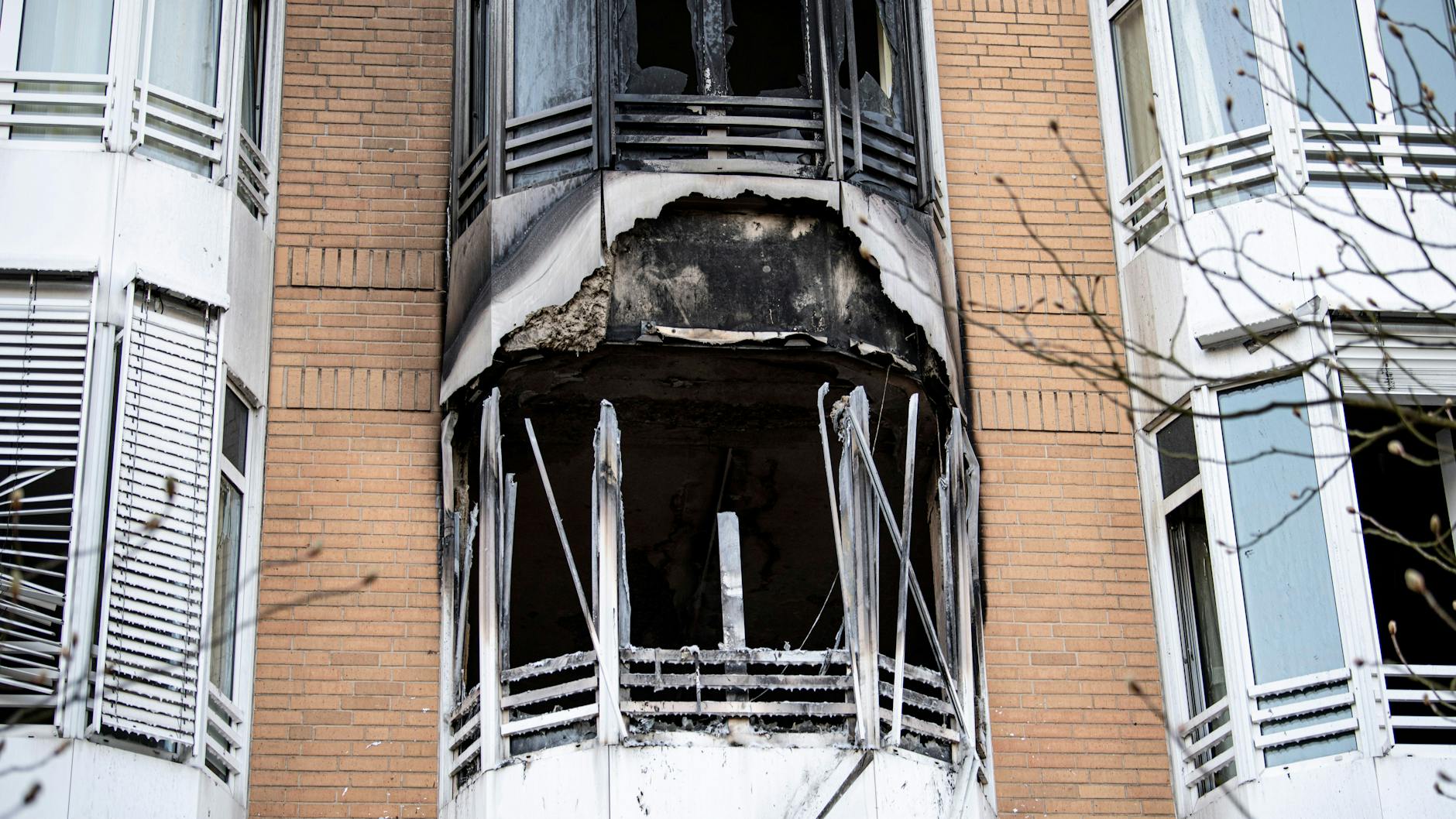 Schwarzer Ruß ist nach einem Zimmerbrand an der Hausfassade zu sehen. Ein Zimmer des Helios-Klinikums Emil von Behring in Berlin-Zehlendorf ist über Nacht komplett ausgebrannt.