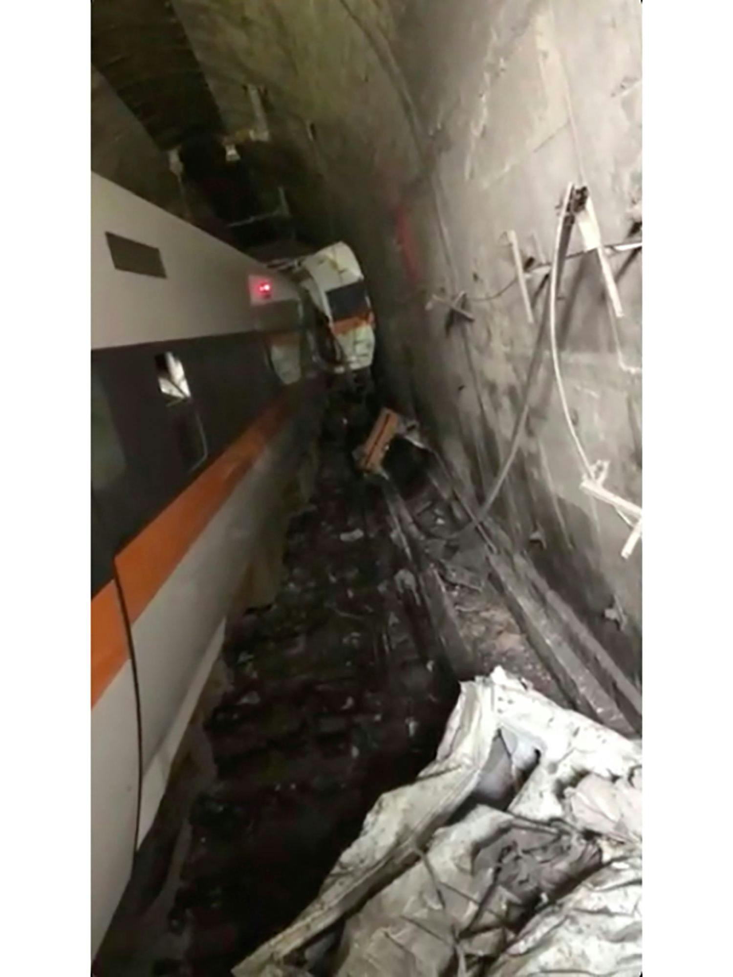 In diesem Bild aus einem Video sieht man den beschädigten Zug im Tunnel. 