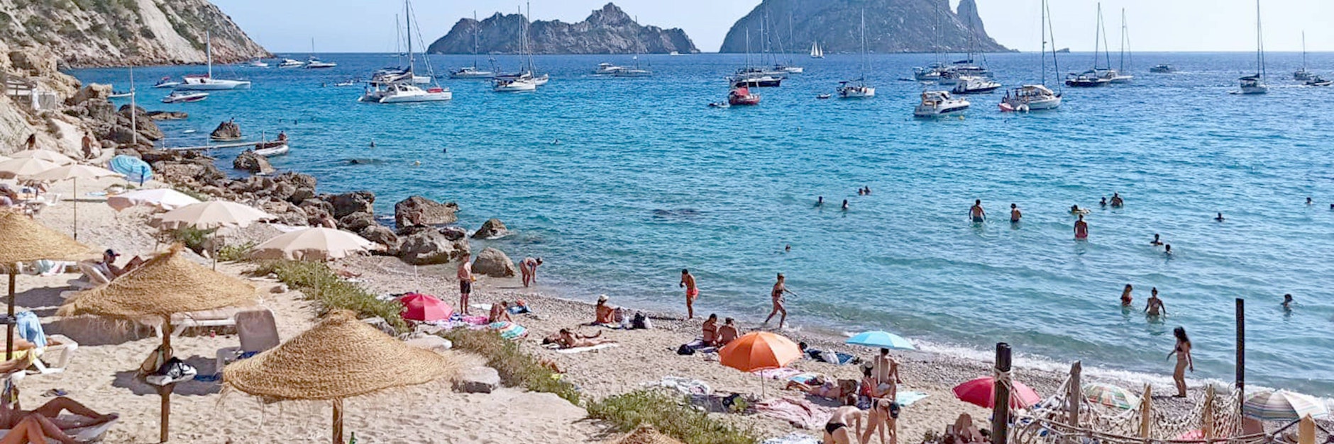 Blick von einer Strandbar aufs Meer mit Touristen in Palma de Mallorca am 29. März 2021.