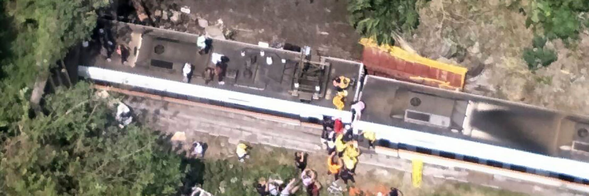 Der Zug mit acht Wagen und mehr als 350 Passagieren an Bord war nach Angaben der Feuerwehr offenbar bei der Durchfahrt durch einen Tunnel entgleist.