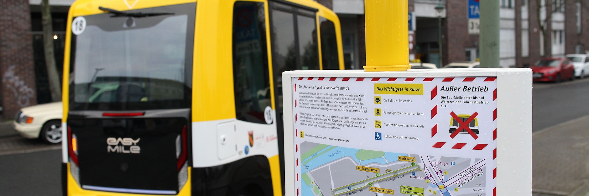 Einsteigen verboten: Der Hinweis an der Haltestelle der Linie 328A in der Straße Am Tegeler Hafen unweit des U-Bahnhofs Alt-Tegel ist unmissverständlich. Ein Minibus des französischen Herstellers Easymile vor der nächsten Tour.