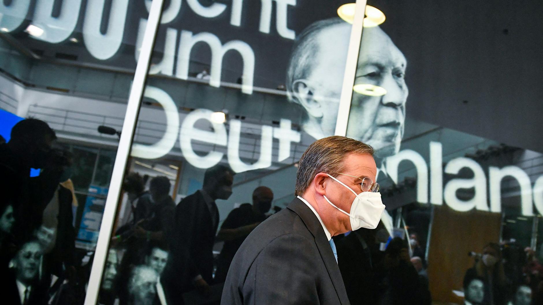 Doch noch Kanzler? Armin Laschet vor dem Konterfei Konrad Adenauers.