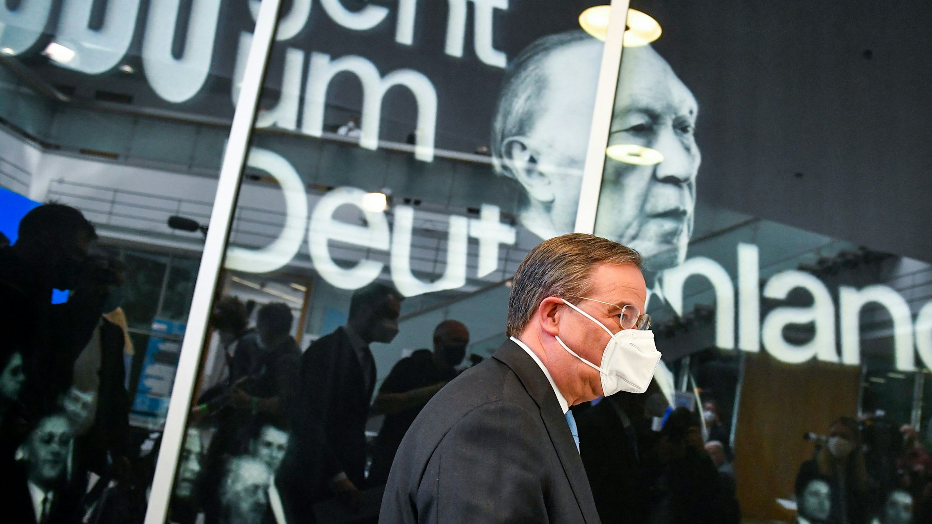 Doch noch Kanzler? Armin Laschet vor dem Konterfei Konrad Adenauers.