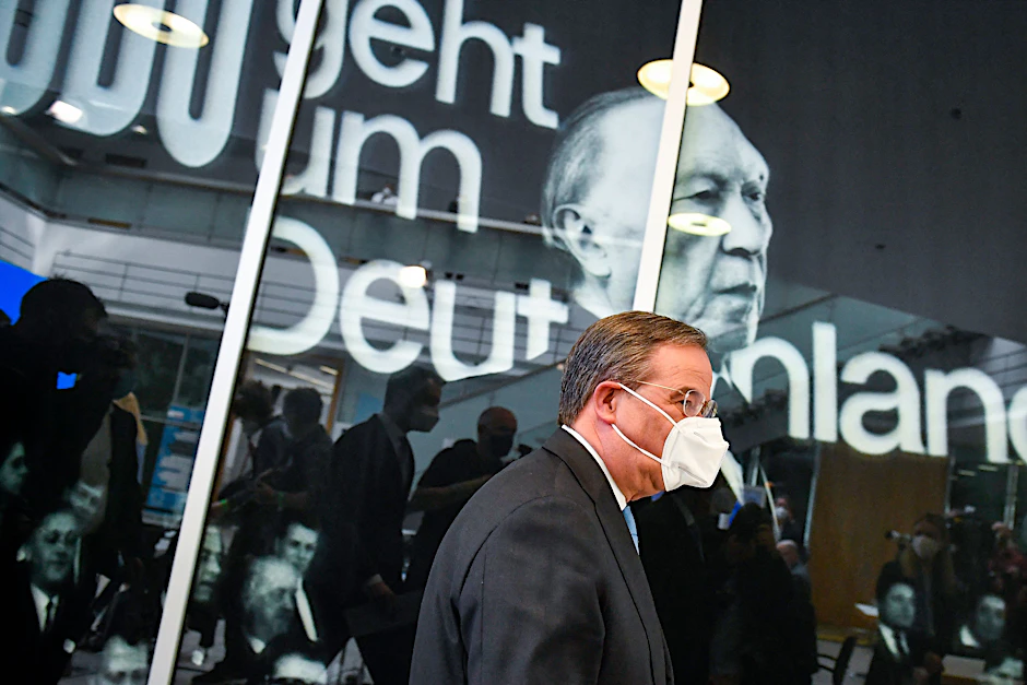 Doch noch Kanzler? Armin Laschet vor dem Konterfei Konrad Adenauers.