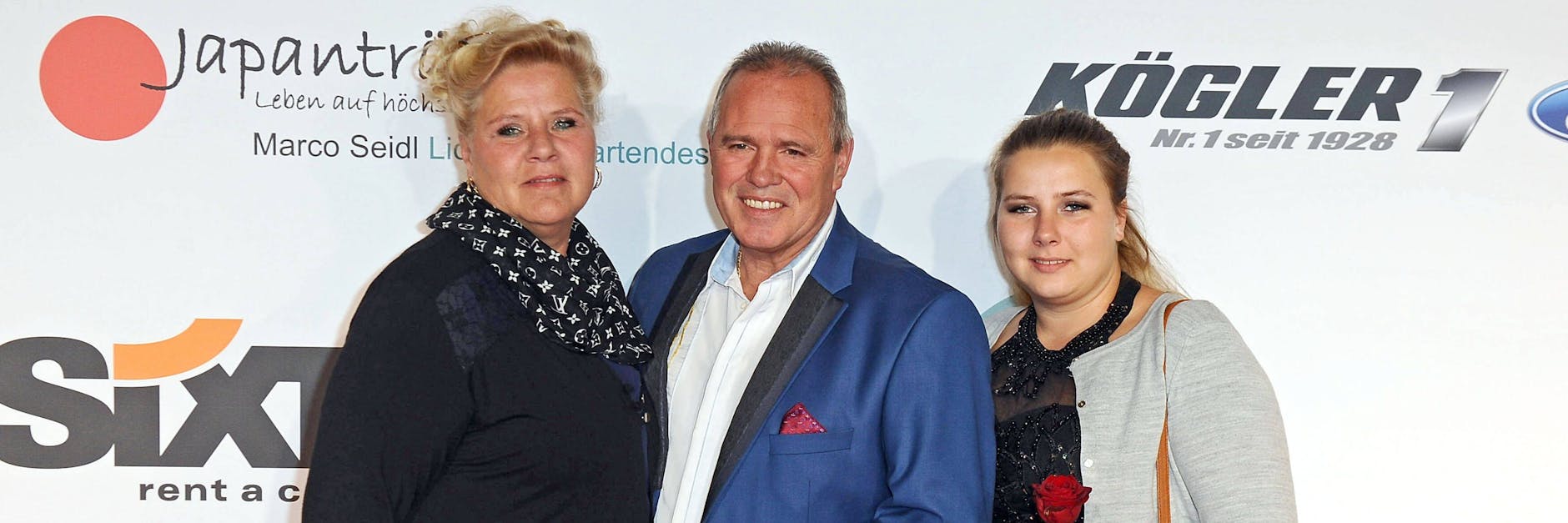 Sarafina Wollny (r.) mit ihrer Mutter Silvia und deren Freund Harald Eisenbast