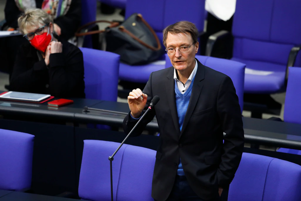 Lauterbach: Corona-Mutationen können Astrazeneca-Schutz durchbrechen
