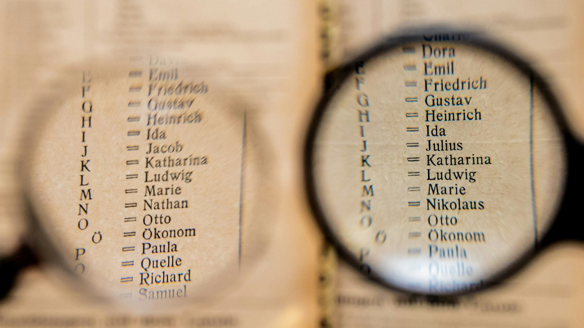 Die Buchstabiertafeln zweier Hamburger Telefonbücher aus den Jahren 1932 (l.) und 1933 (r.). Jüdische Vornamen wurden einfach ersetzt.
