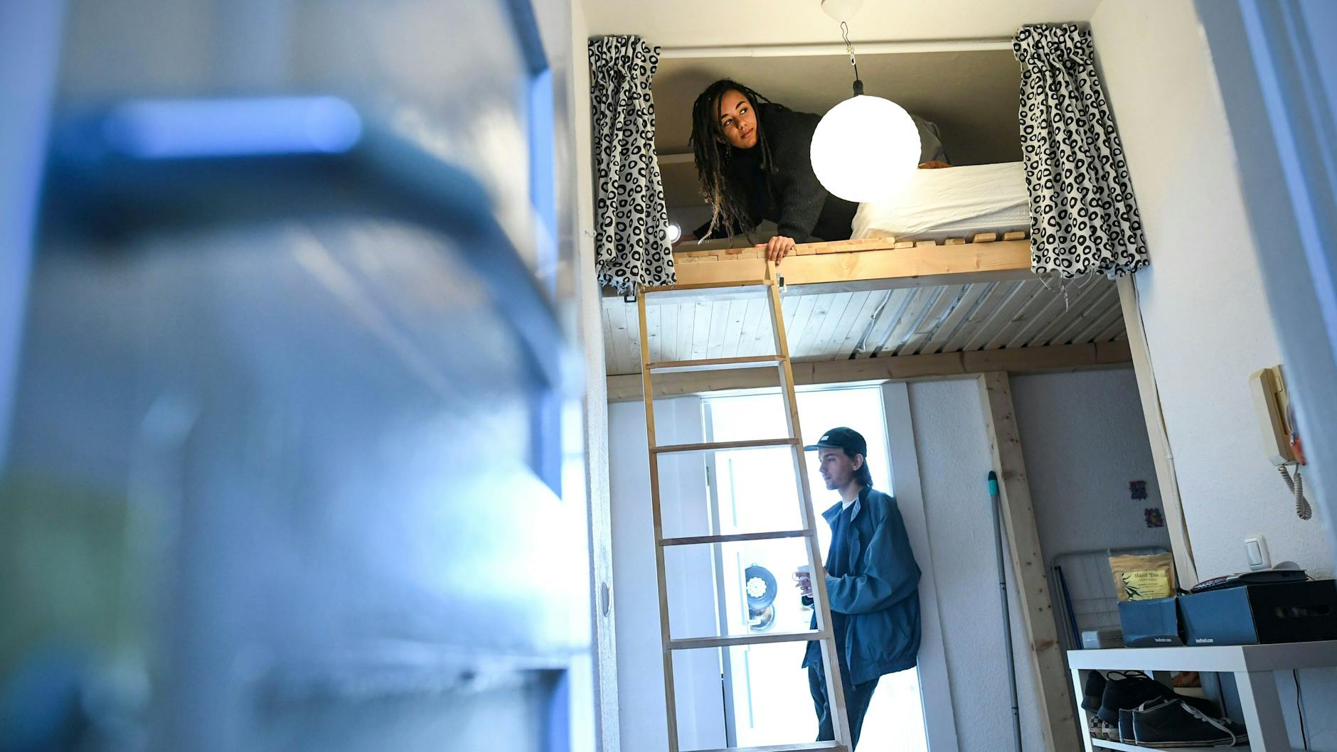 Leben in 2,8 Kubikmetern: Unsere Autorin kriecht aus dem Hochbett. Ihr Mitbewohner Laurenz ist auch schon wach.<br>