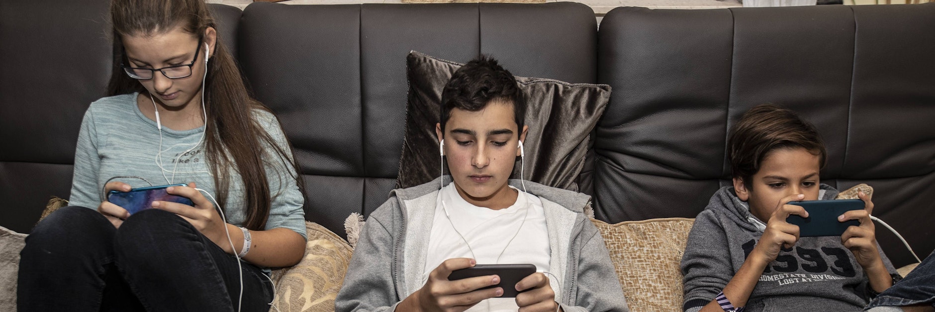 Daddel, daddel ... Das Handy und seine Chat-, Spiel- und Filmchen-Verlockungen lenken vom Lernen ab.