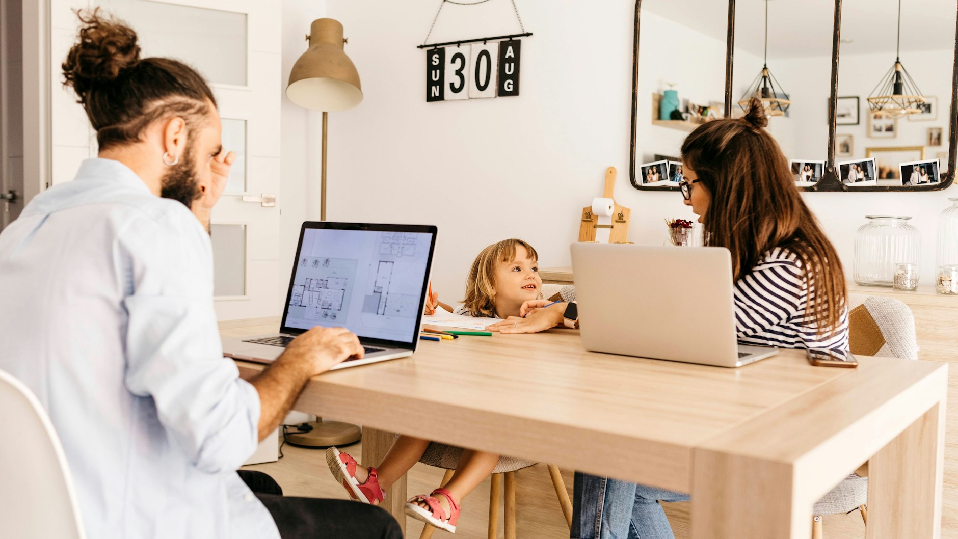 Da wird die Konzentration bei der Arbeit zu Hause schwer, wenn die Familie ihren Tribut an Aufmerksamkeit und Normalität fordert.