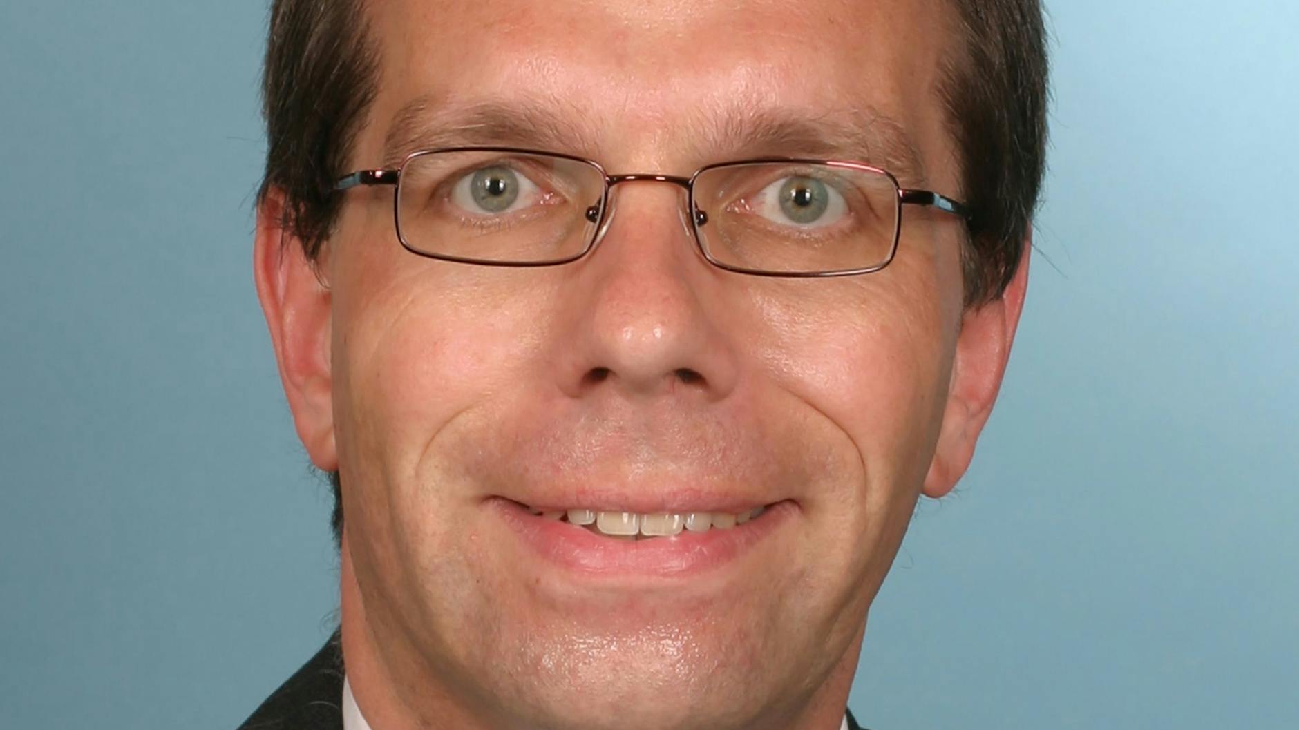 Thorsten Ingo Schmidt, Potsdamer Rechtsprofessor, hält die nächtliche Ausgangsbeschränkung in Regionen mit hohen Infektionszahlen in Brandenburg für verfassungswidrig. Im Bund stehen solche Ausgangsbeschränkungen kurz vor dem Beschluss.