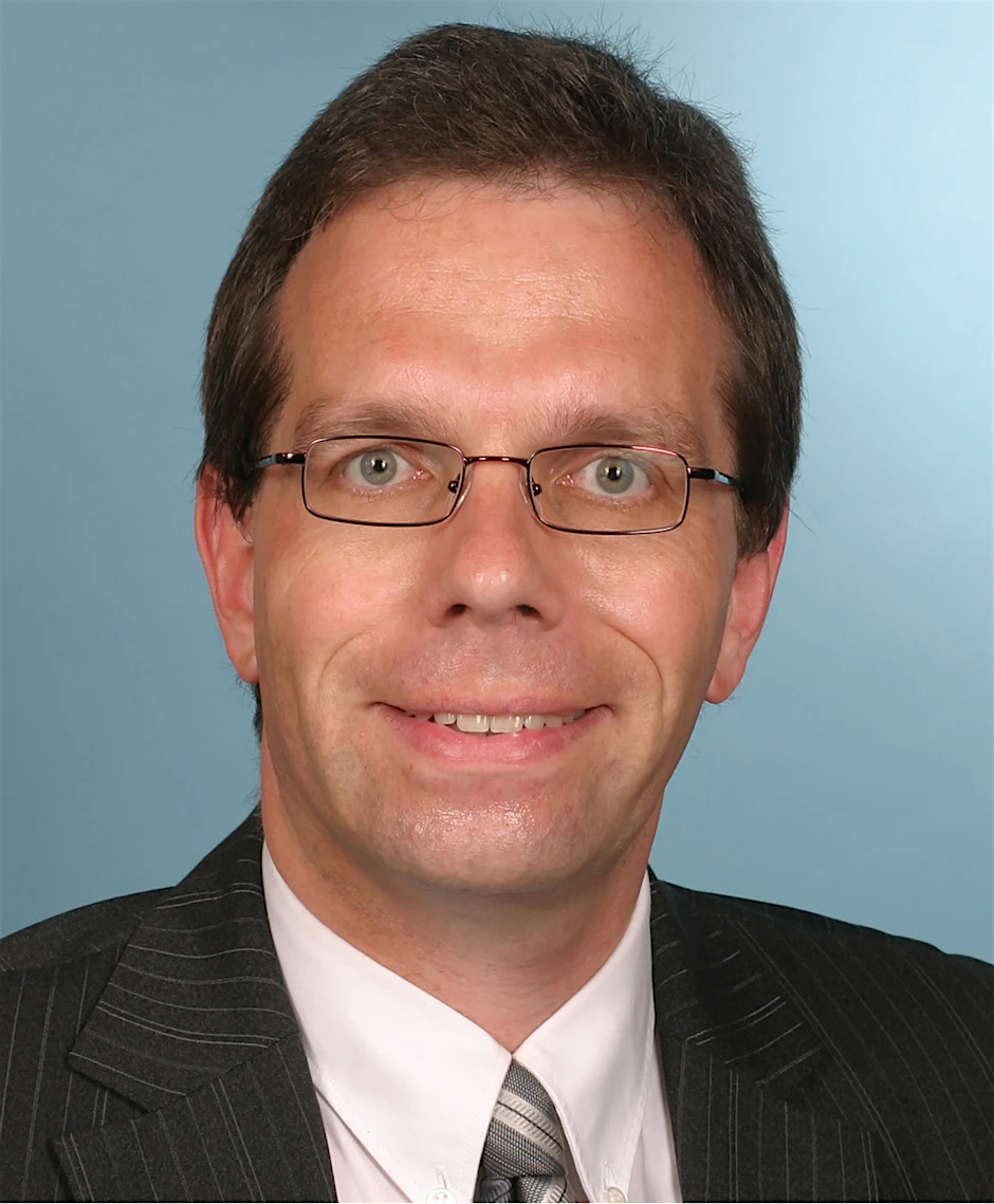 Thorsten Ingo Schmidt, Potsdamer Rechtsprofessor, hält die nächtliche Ausgangsbeschränkung in Regionen mit hohen Infektionszahlen in Brandenburg für verfassungswidrig. Im Bund stehen solche Ausgangsbeschränkungen kurz vor dem Beschluss.