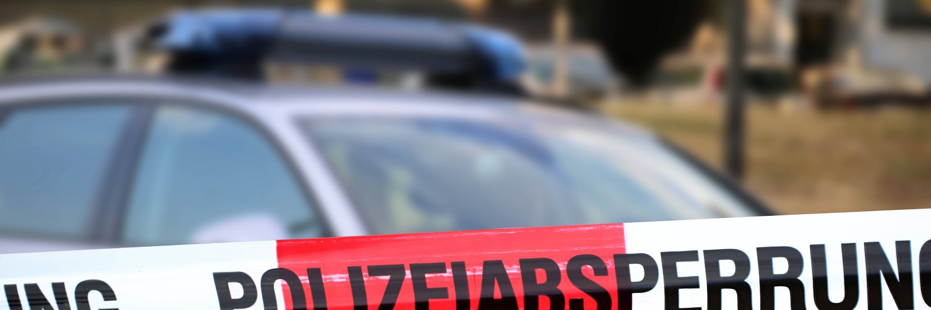 Die Polizei hat einen Tatort für die Spurensicherung abgesperrt (Symbolbild).