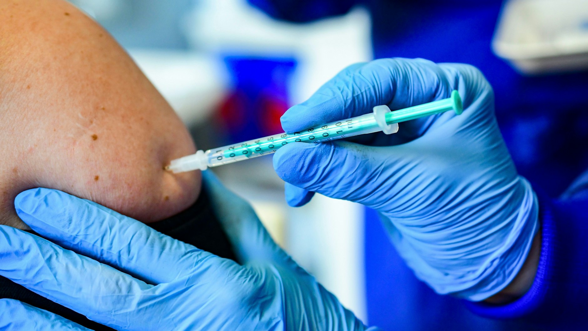 In einer Berliner Hausarztpraxis wird ein Patient gegen Corona geimpft. Die Mediziner klagen, dass sie zu wenig Impfstoff bekommen.<br>