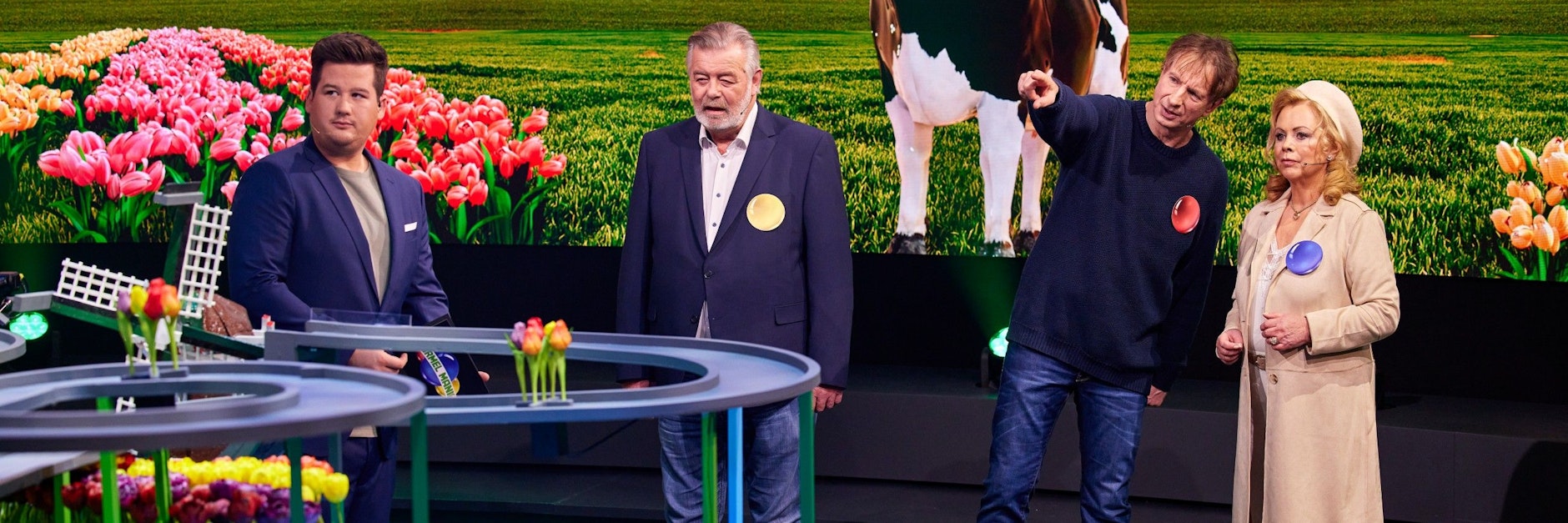 Szene aus der ersten Folge:&nbsp;Marijke Amado, Harry Wijnvoord und Ingolf Lück neben der Murmel-Bahn, Komiker Chris Tall moderiert.