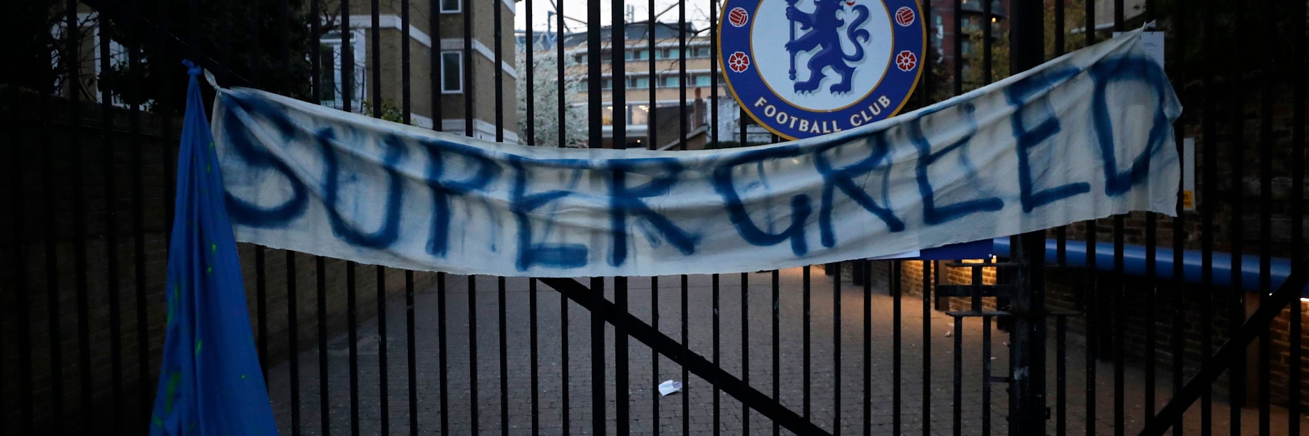 Ein Banner mit den Worten „Super Greed“ (deutsch: Super Gier) hängt vor dem Vereinsgelände des FC Chelsea in England.