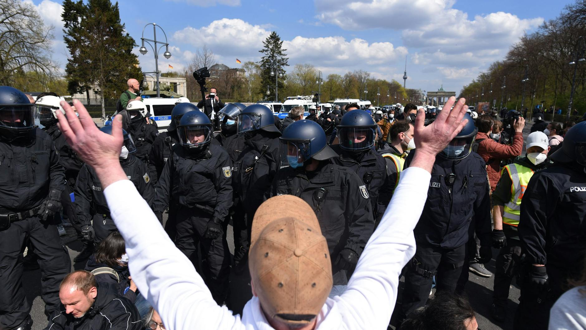 Die Polizei hat die Demo auf der Straße des 17. Juni aufgelöst. Doch die Demonstranten wollen nicht weichen.<br><br>