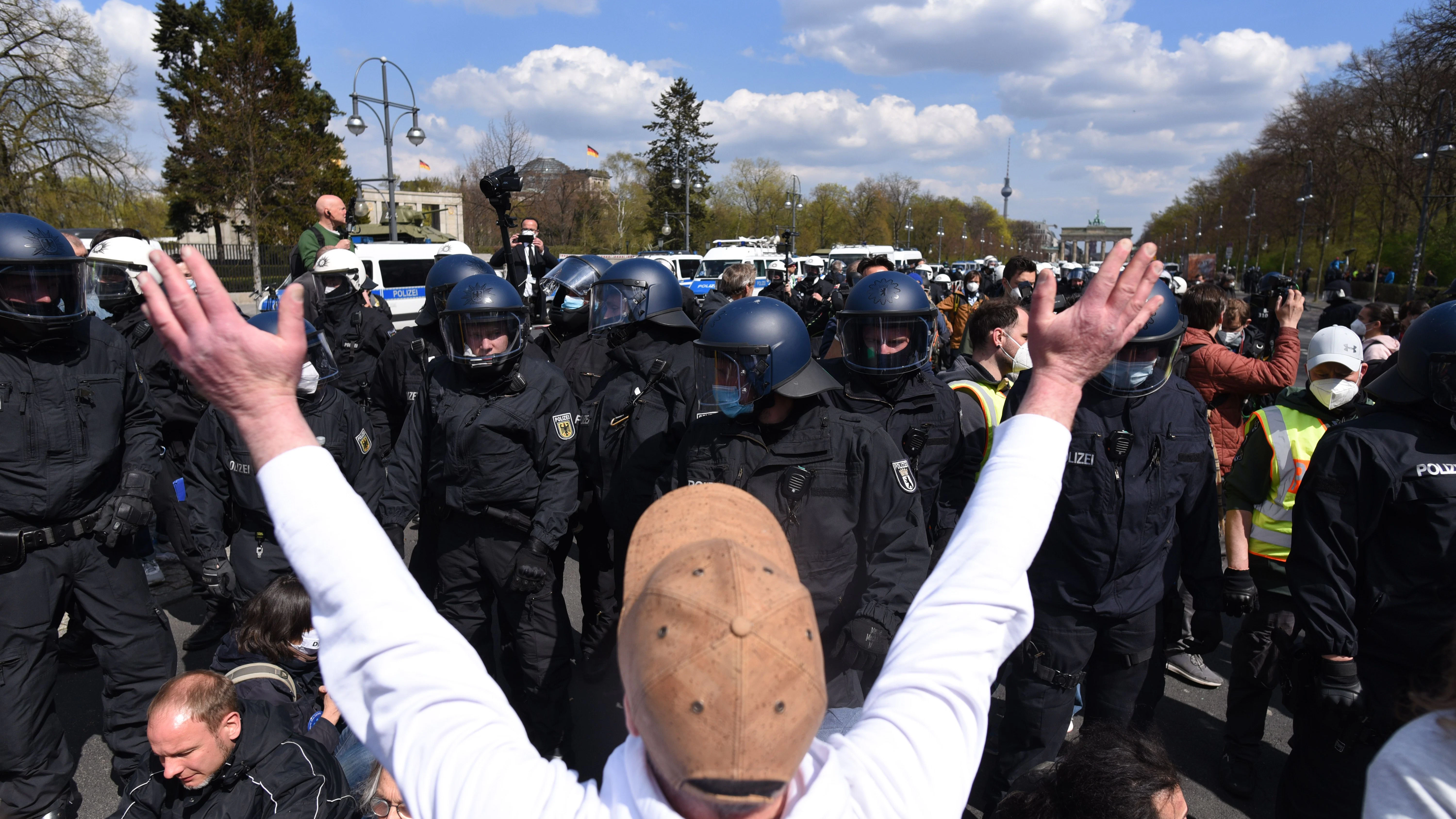 Die Polizei hat die Demo auf der Straße des 17. Juni aufgelöst. Doch die Demonstranten wollen nicht weichen.<br><br>