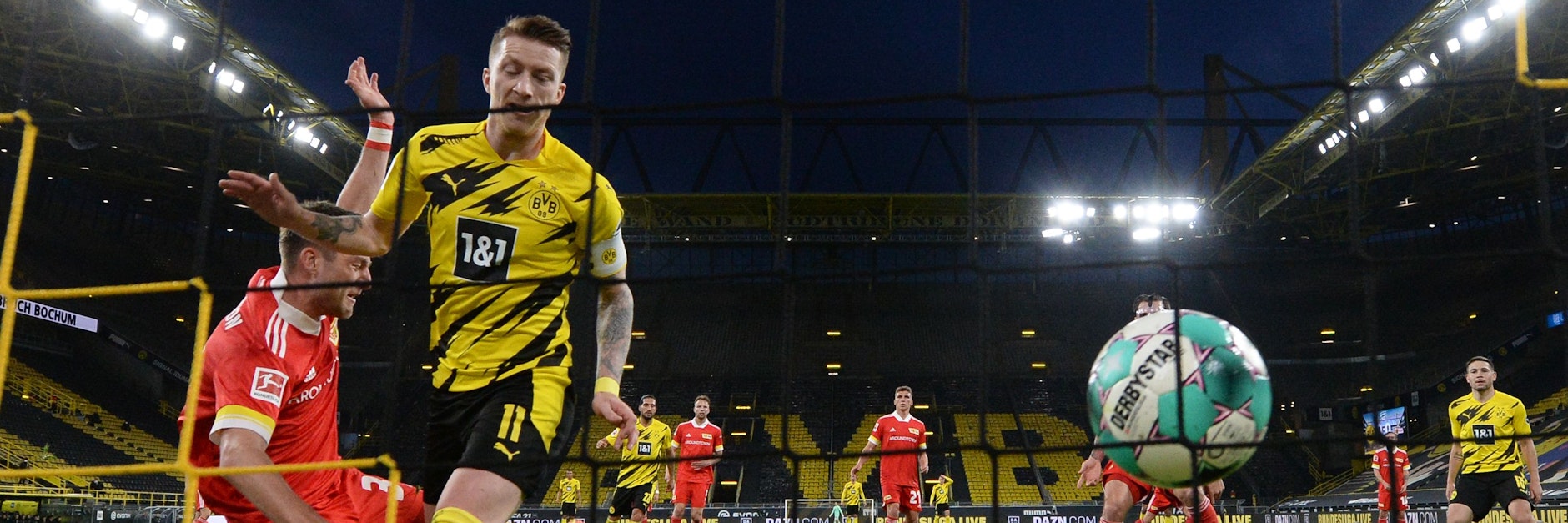 Dortmunds Marco Reus stochert die Kugel rein zum 1:0. <br><br>